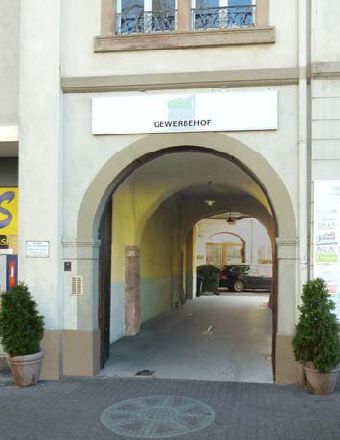 Bild des Eingangs zum Gewerbehof <